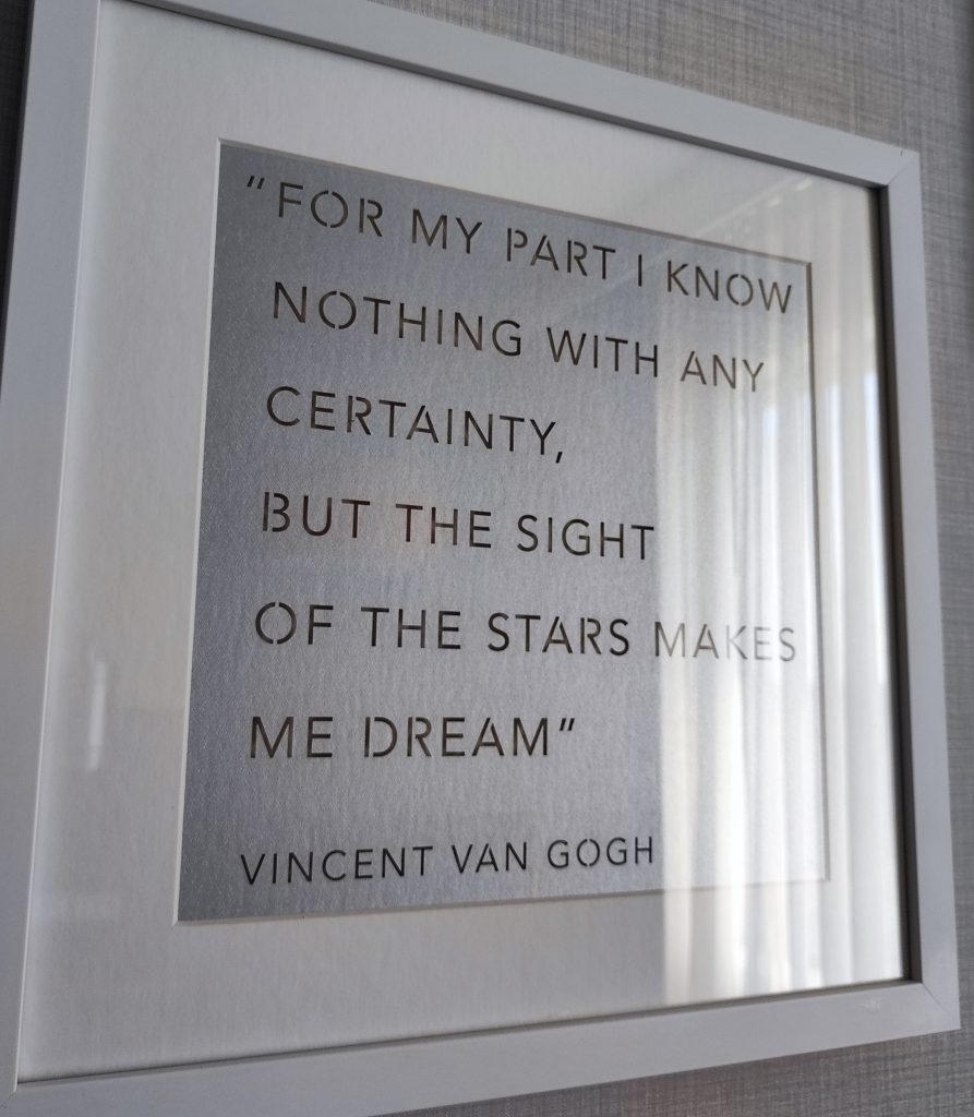 Una citazione di Vincent Van Gogh incorniciata sulla parete della camera.